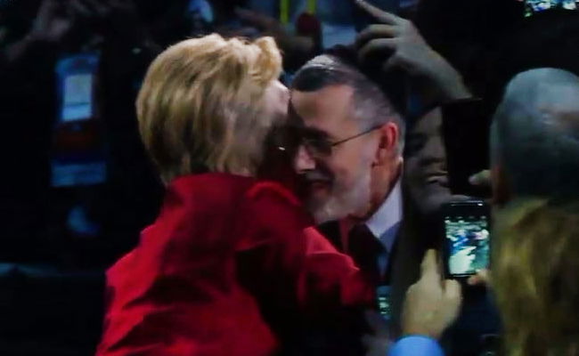 רגע מביך אחרי נאום קלינטון: חיבקה ונישקה רב חרדי