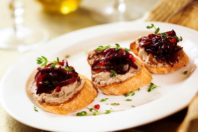 קרוסטיני עם ריבת עגבניות ופטה כבד