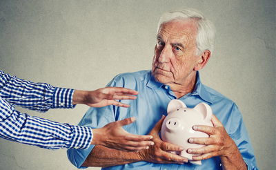 הונאת פונזי: קשיש השקיע 850 אלף שקל שירדו לטמיון