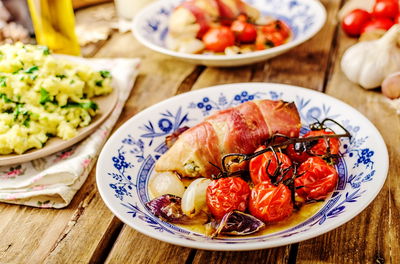 חזה עוף במילוי עגבניות מיובשות עטוף בפסטרמה