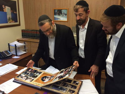 גפני מתבונן באלבום