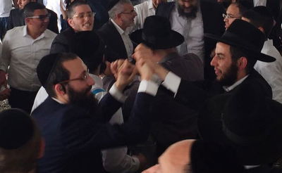 צפו בווידאו: חסידי הרב פינטו חגגו את פורים ליד הכלא