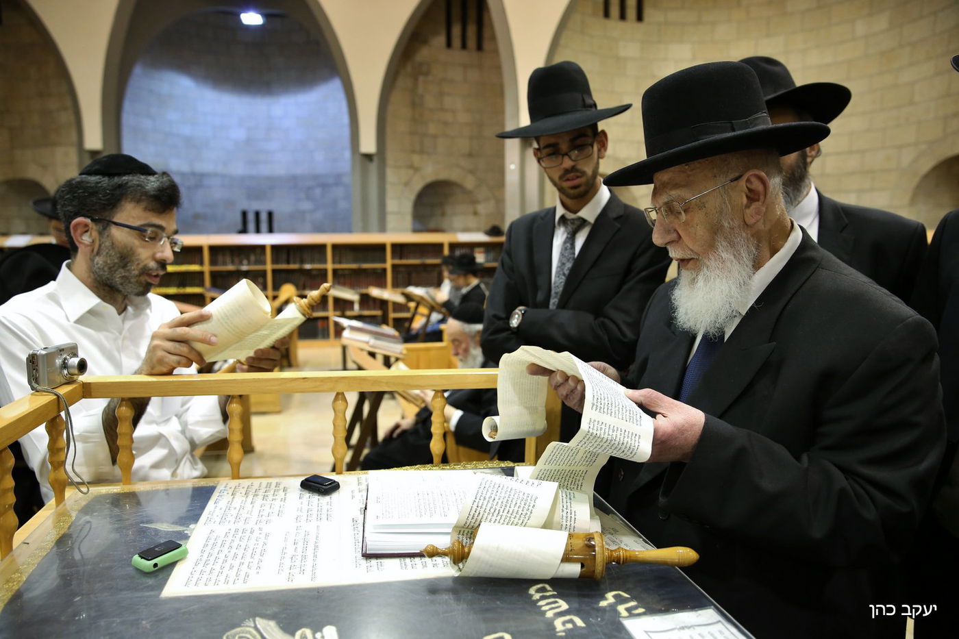 נשיא המועצת ראש הישיבה הגר"ש כהן בקריאת המגילה • צפו