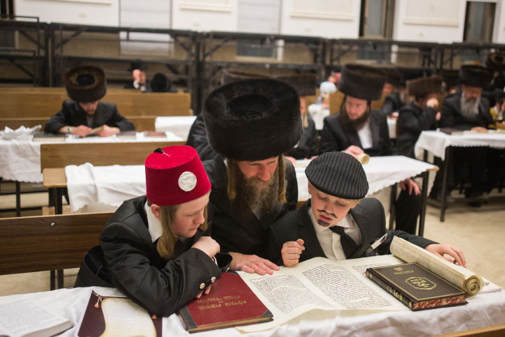 קריאת המגילה בביהמ"ד של בעלזא. צפו