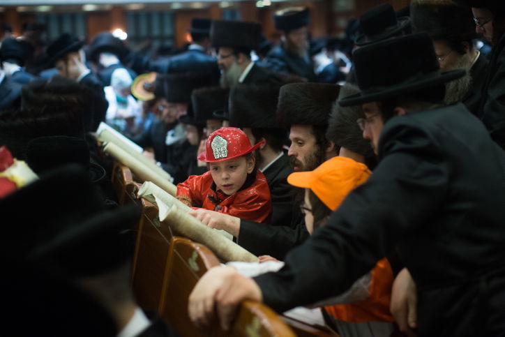 קריאת המגילה בביהמ"ד של בעלזא. צפו