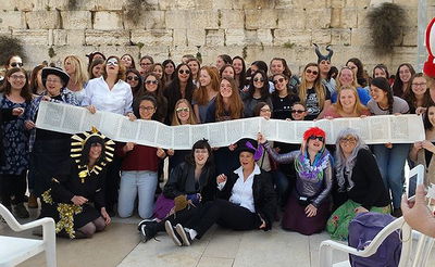 איזה ביזיון: 'נשות הכותל' הצטלמו עם המגילה בצורה מבזה