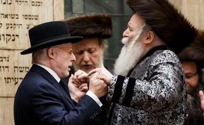 תיעוד: האדמו"ר מבאבוב רקד עם אח של מרטין שלאף