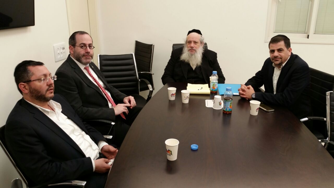 נציגי התוכנית בפגישה עם ראש העיר