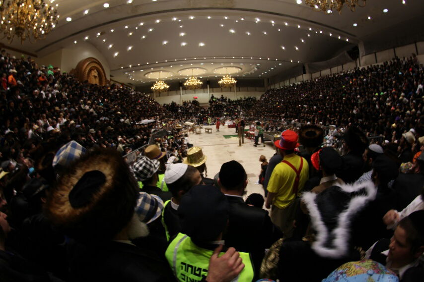 פורים בסקווירא: ההצגה והשירה • צפו בתיעוד