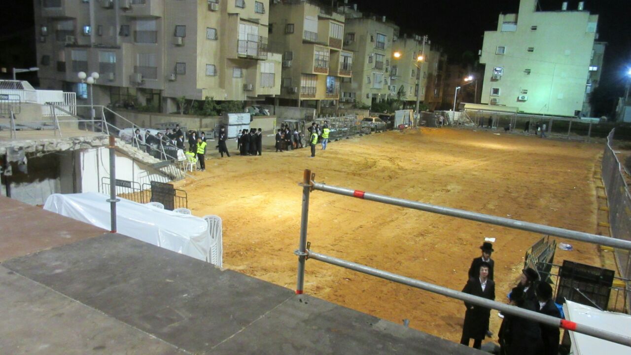 ויז'ניץ לובשת חג: הערב הנחת אבן הפינה