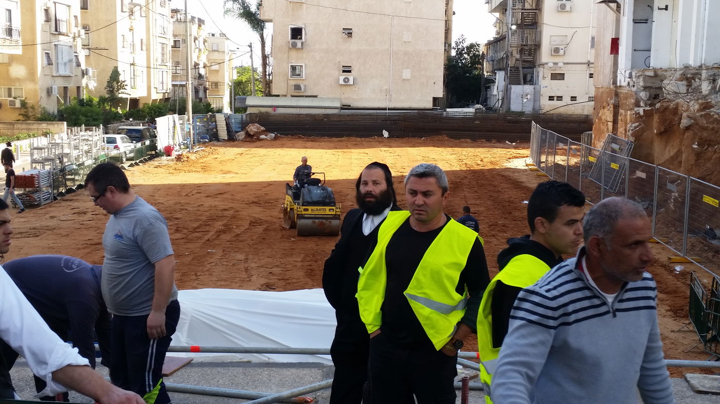 ויז'ניץ לובשת חג: הערב הנחת אבן הפינה