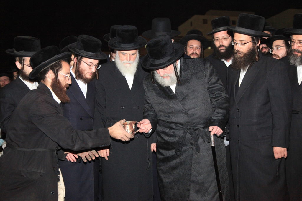 ויז'ניץ לובשת חג: הערב הנחת אבן הפינה