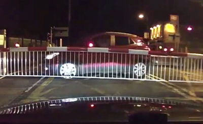 מדהים: נלכדה במסילת רכבת וניצלה ברגע האחרון