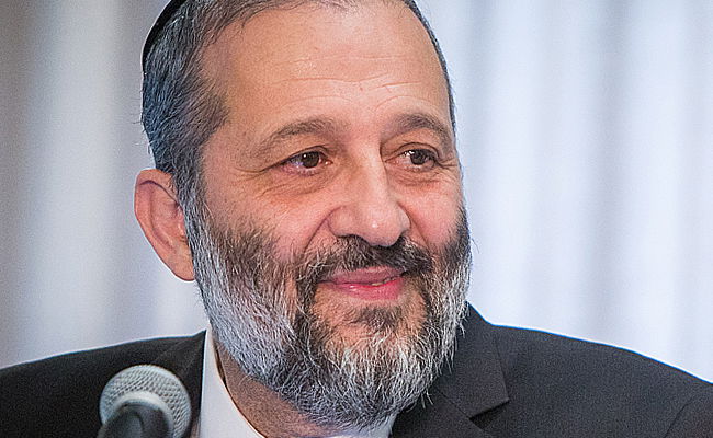 אריה דרעי בכניסה לביתו, הבוקר