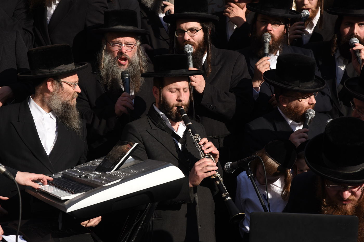 אלפים בהנחת אבן הפינה ל"בית ויז'ניץ" בבני ברק • צפו