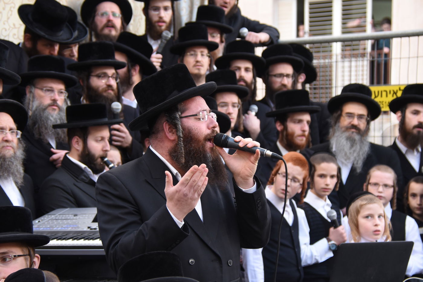 אלפים בהנחת אבן הפינה ל"בית ויז'ניץ" בבני ברק • צפו