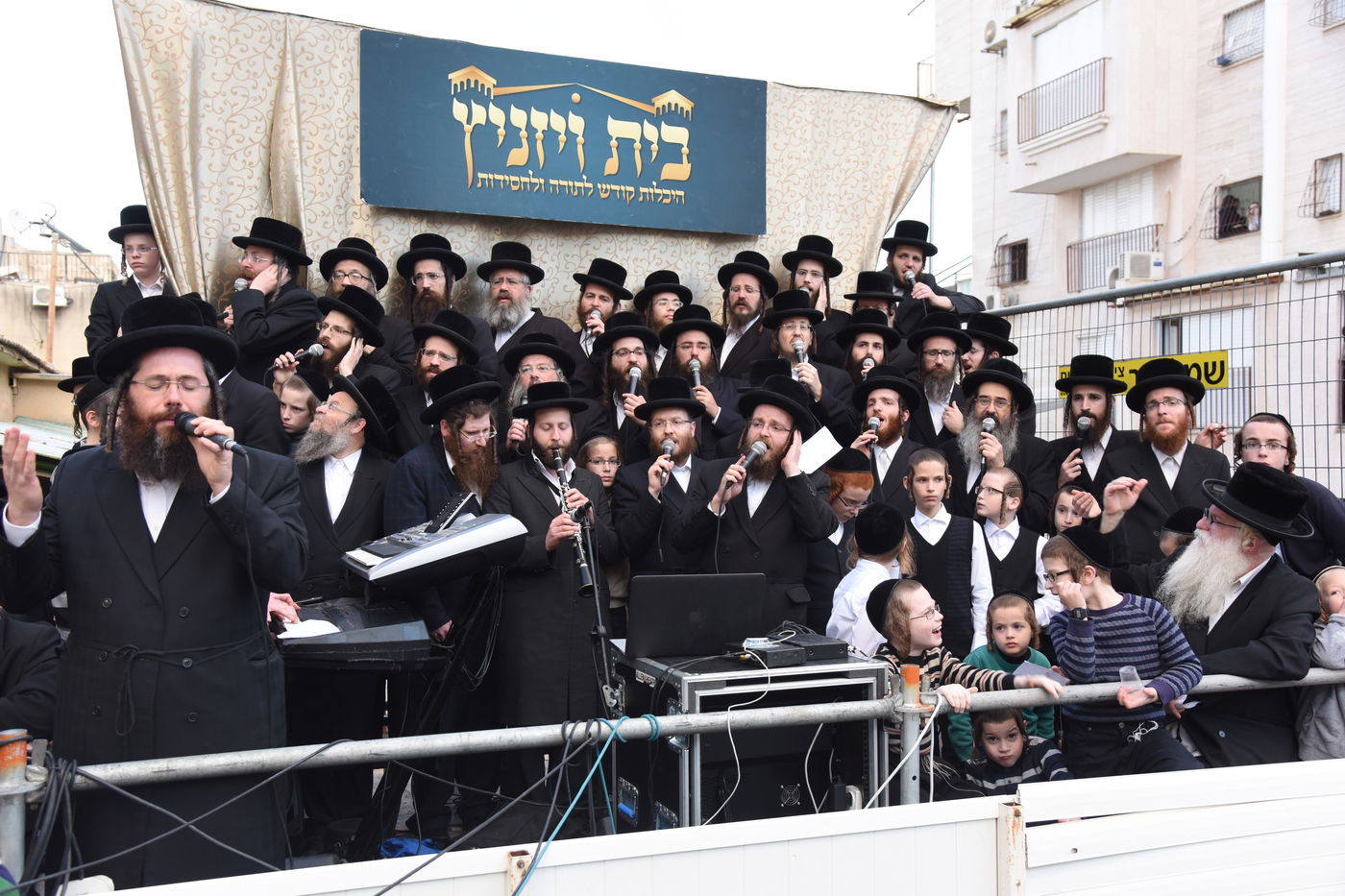 אלפים בהנחת אבן הפינה ל"בית ויז'ניץ" בבני ברק • צפו