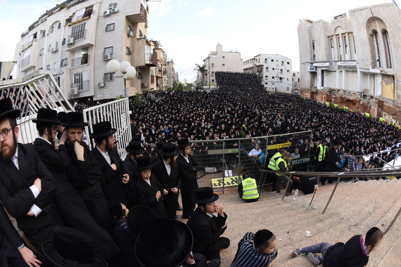 אלפים בהנחת אבן הפינה ל"בית ויז'ניץ" בבני ברק • צפו