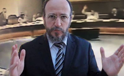 התיעוד המלא: חבר המועצה החרדי משתולל ותוקף