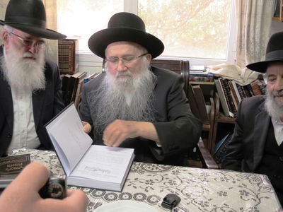 המשגיח עם ספרו החדש