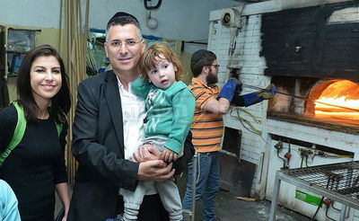 גדעון סער, גאולה אבן והילד במאפייה