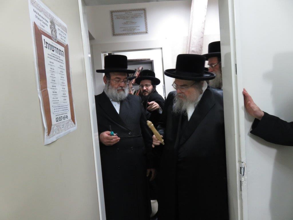 קביעת מזוזות בלשכת ההוראה המחודשת של 'קהל מחזיקי הדת' • גלריה