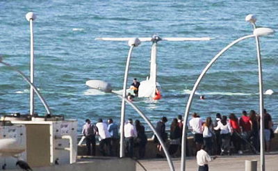 מול הרוחצים בחוף: מטוס קל נחת נחיתת אונס