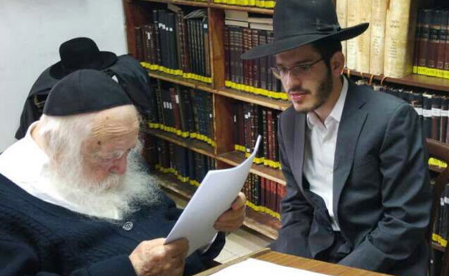 כהן מציג לגר"ח קנייבסקי את החוברת