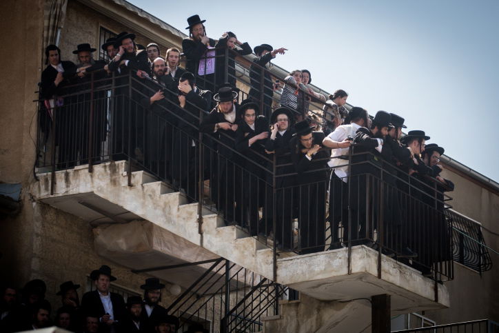 בתי ורשא עלו באש, וכל הסקרנים הגיעו; גלריה