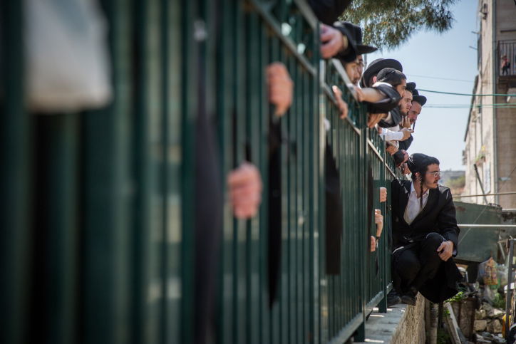 בתי ורשא עלו באש, וכל הסקרנים הגיעו; גלריה