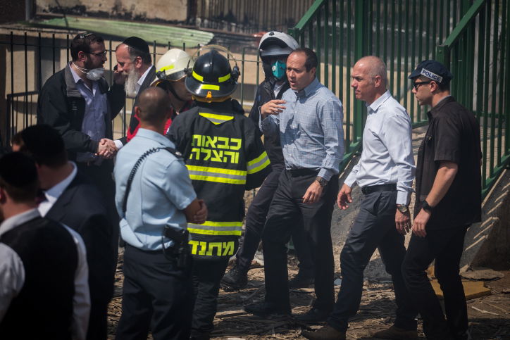 בתי ורשא עלו באש, וכל הסקרנים הגיעו; גלריה