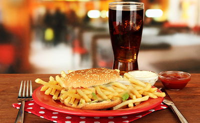 בלי נקניקיות, צ'יפס וקולה: משרד החינוך אוסר על מכירת מזון לא בריא