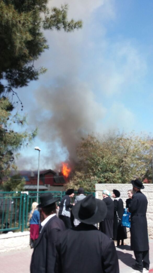 בתי ורשא: קומה שלימה בערה, שני פצועים במצב קל-בינוני