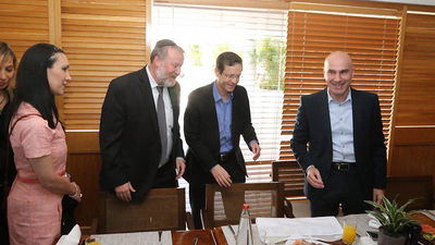 ברקע הבדיקה: הרצוג ומנדלבליט סעדו יחד ארוחת בוקר