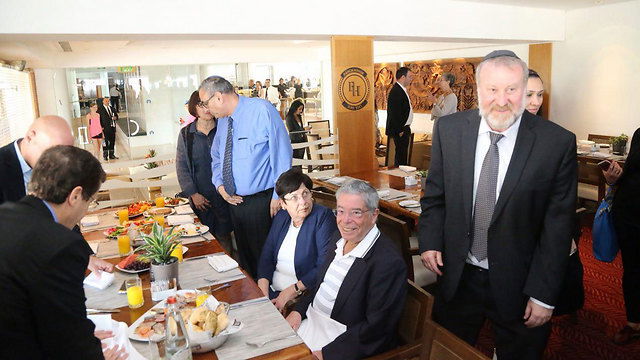 ברקע הבדיקה: הרצוג ומנדלבליט סעדו יחד ארוחת בוקר