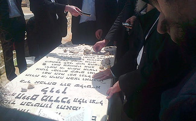 מתפללים על קבר המנוח
