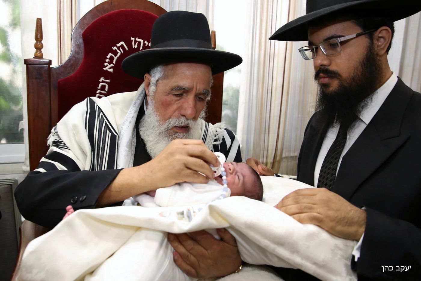 כשהמוהל המפורסם ישב סנדק בברית • גלריה