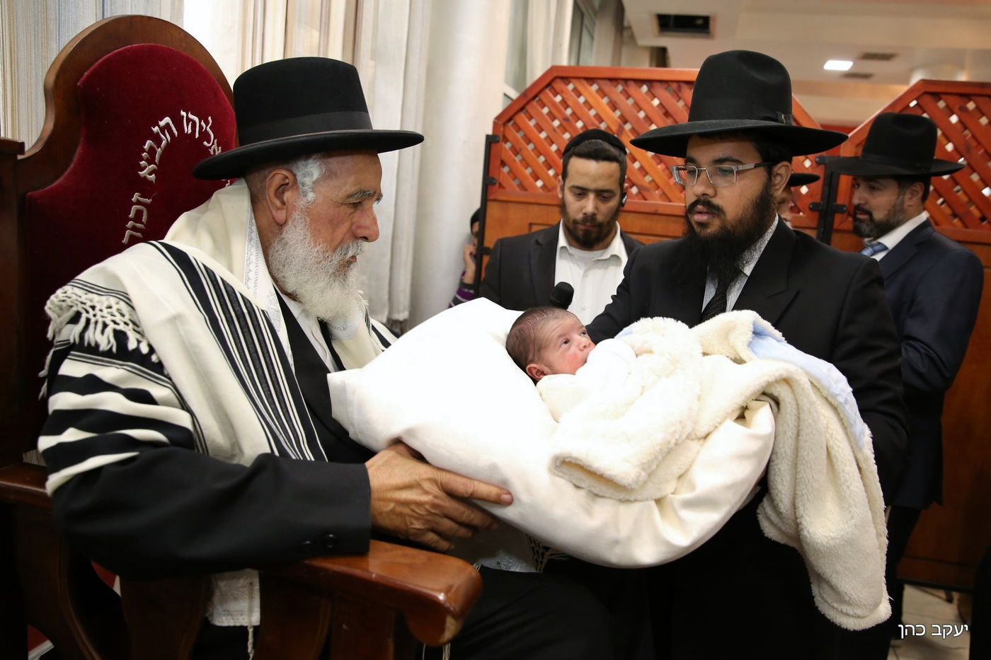 כשהמוהל המפורסם ישב סנדק בברית • גלריה