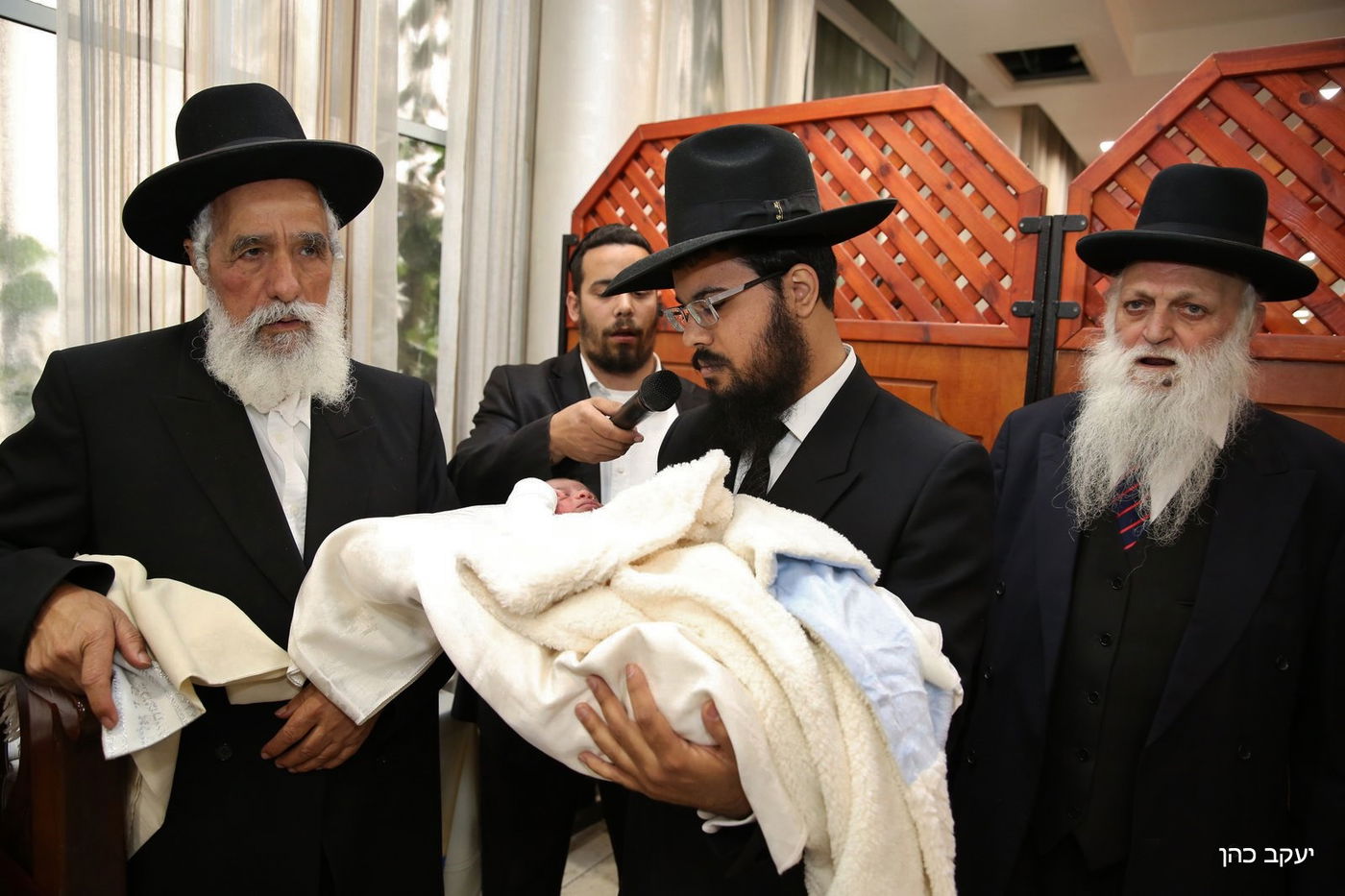 כשהמוהל המפורסם ישב סנדק בברית • גלריה