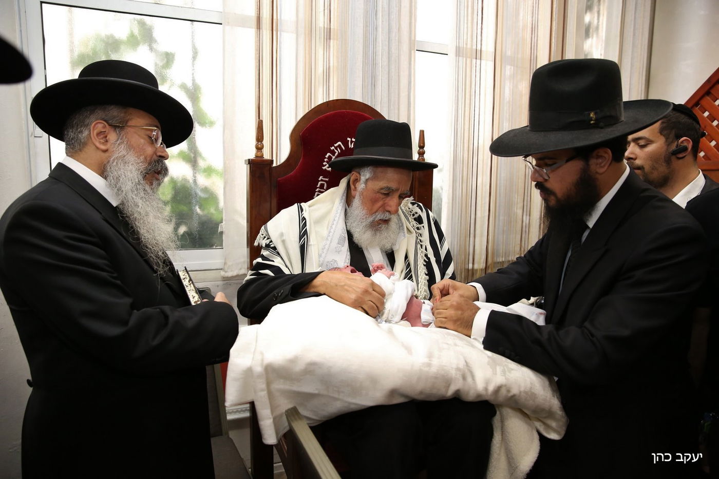 כשהמוהל המפורסם ישב סנדק בברית • גלריה