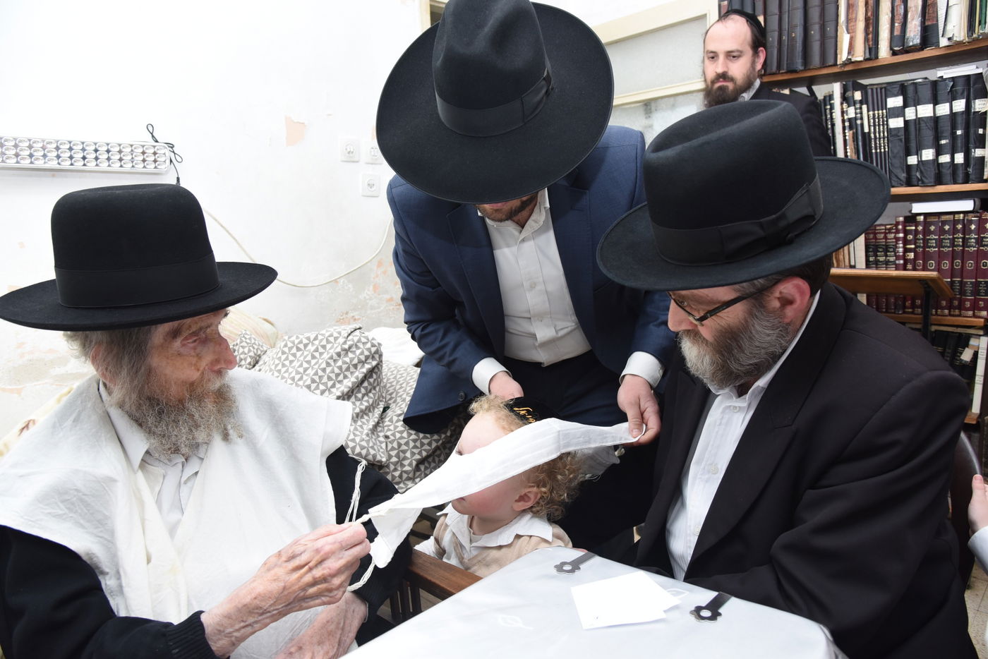 מדוע ביקר ח"כ גפני פעמיים בבית הגר"ח קנייבסקי? צפו