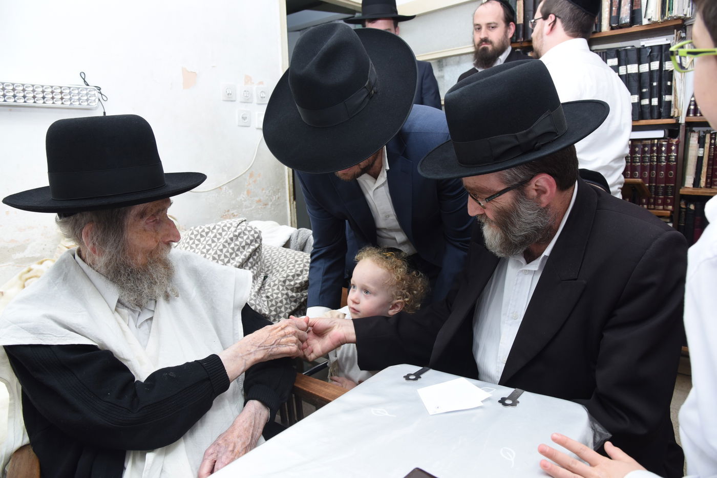 מדוע ביקר ח"כ גפני פעמיים בבית הגר"ח קנייבסקי? צפו