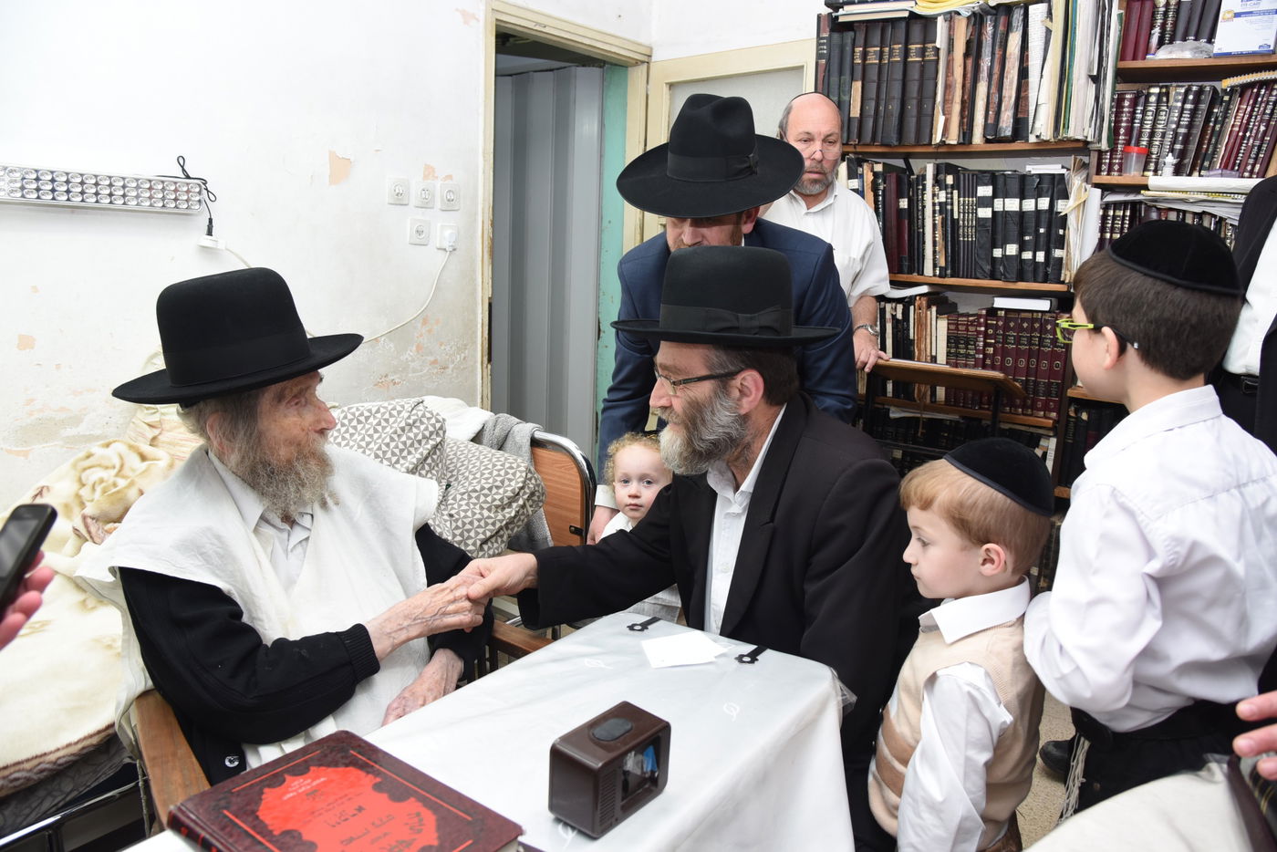 מדוע ביקר ח"כ גפני פעמיים בבית הגר"ח קנייבסקי? צפו