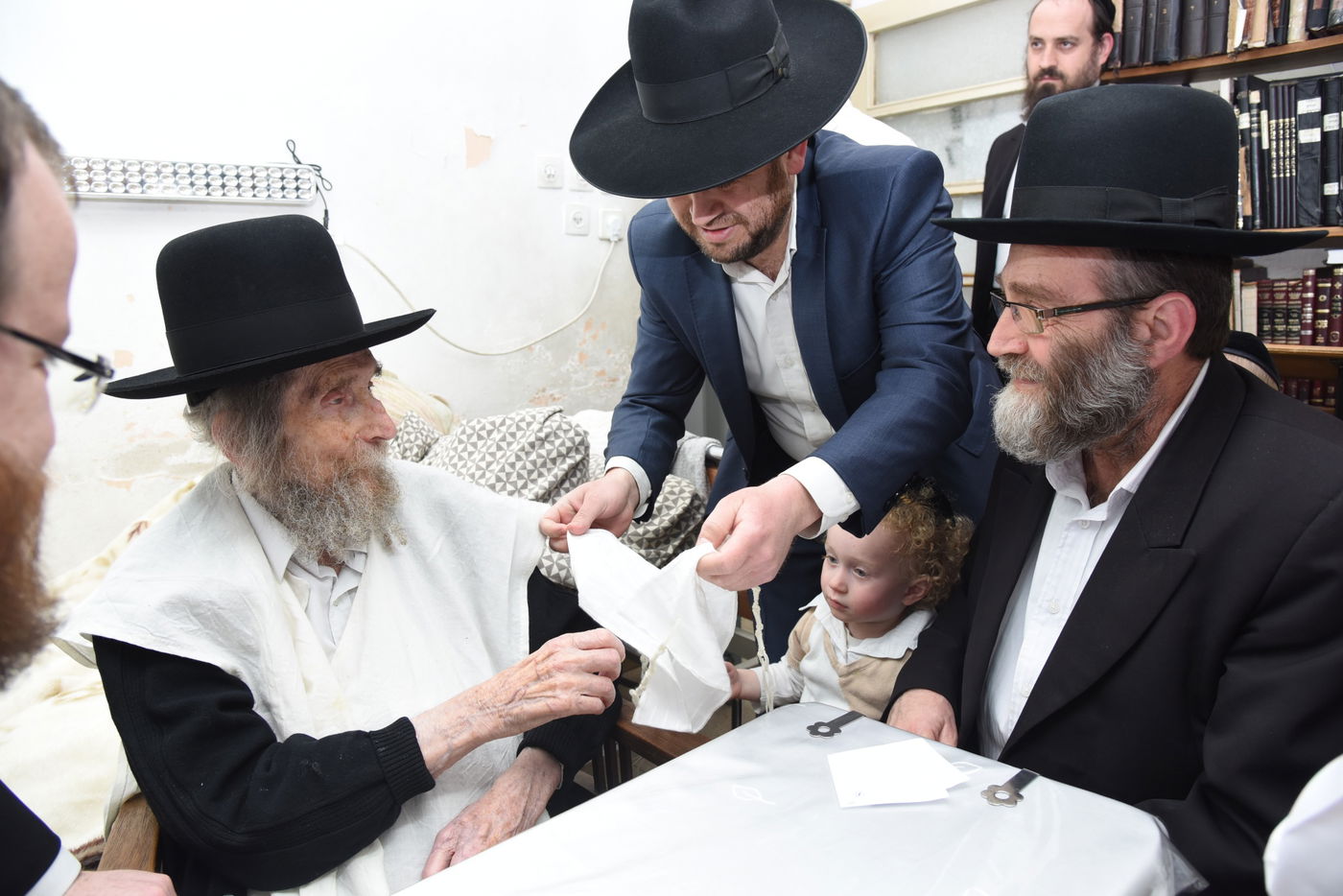 מדוע ביקר ח"כ גפני פעמיים בבית הגר"ח קנייבסקי? צפו