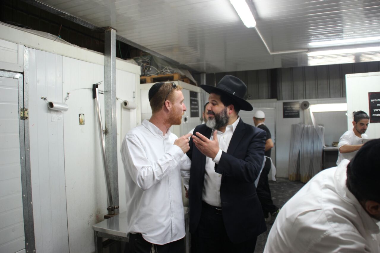 חבר המועצת הגאון רבי ראובן אלבז באפיית מצות