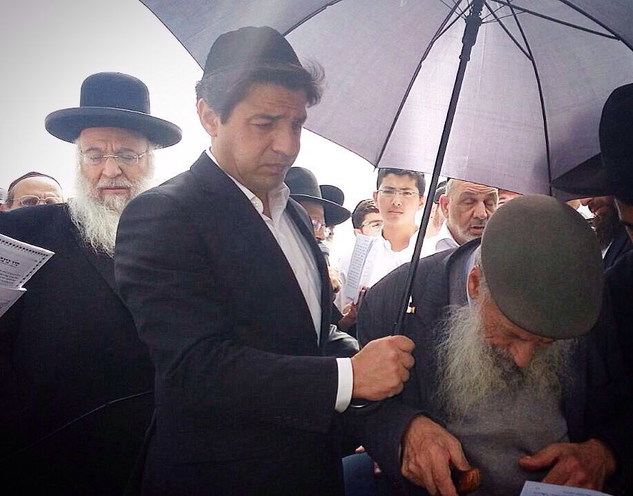 הגר"ש שמואלי, בנו הגר"ב שמואלי ועוזרו האישי ר' מרדכי חסידים