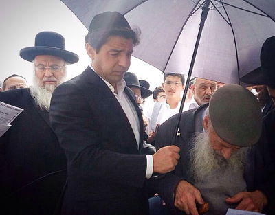 הגר"ש שמואלי, בנו הגר"ב שמואלי ועוזרו האישי ר' מרדכי חסידים