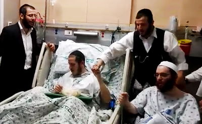 צפו בווידאו: הזמרים שימחו את הגיסים שנפצעו בפיגוע בבריסל