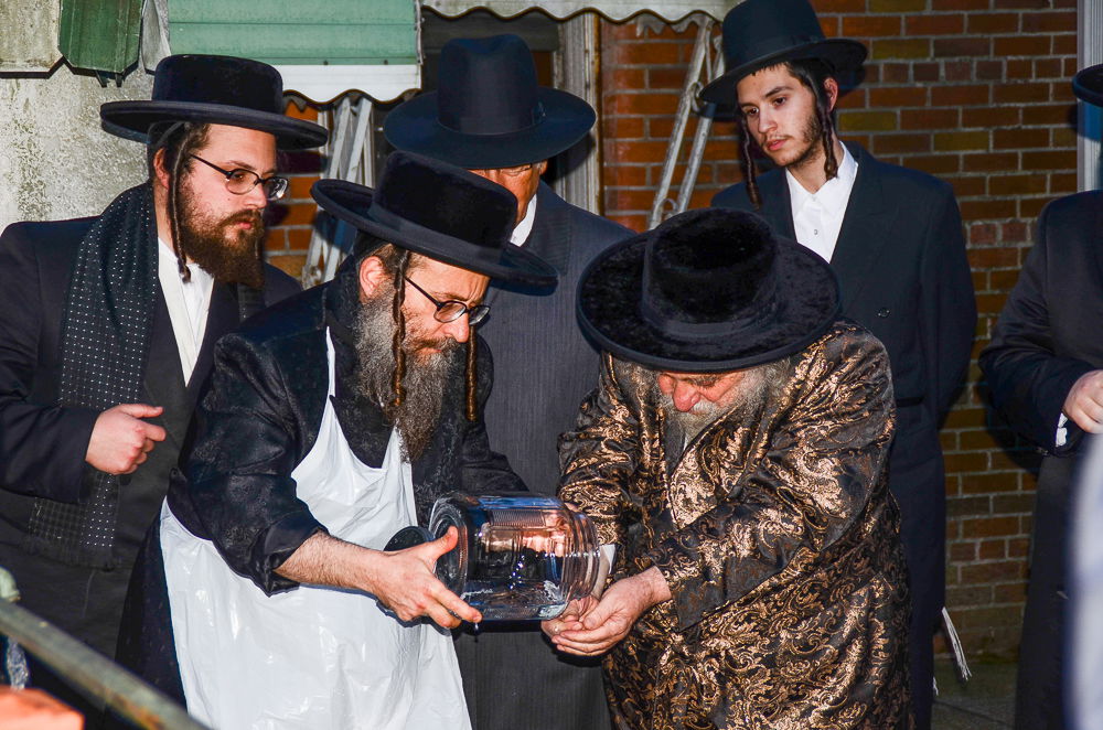 גאב"ד קארלסבורג בשאיבת מים שלנו. תיעוד