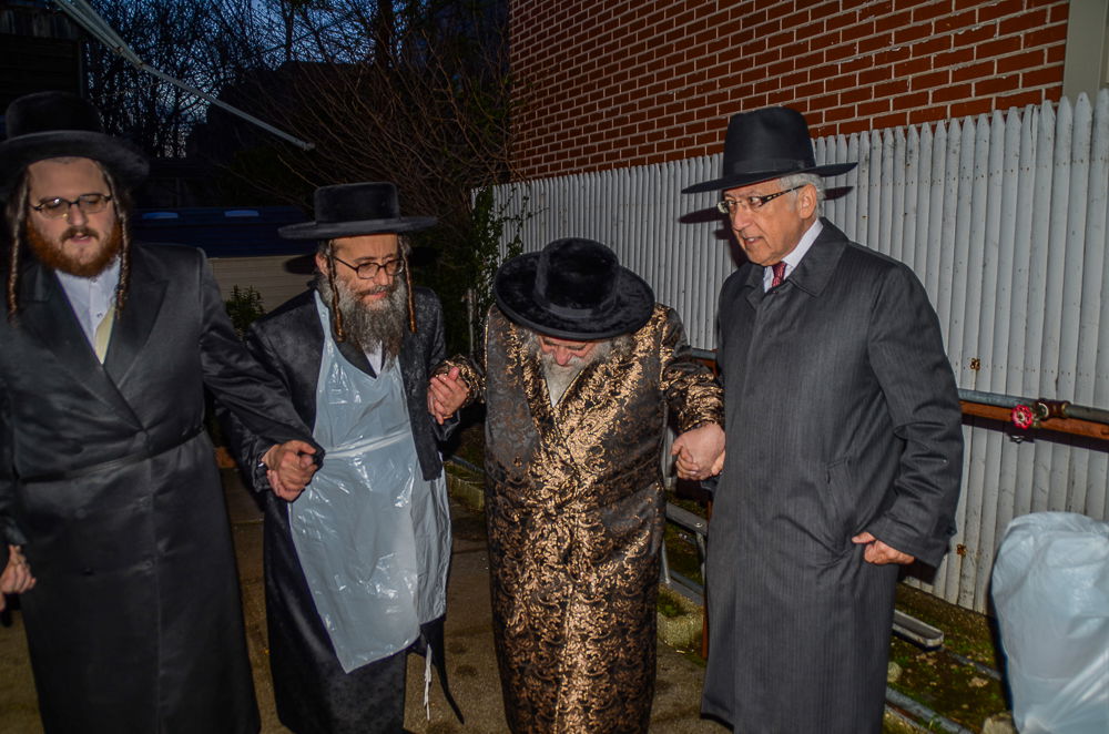 גאב"ד קארלסבורג בשאיבת מים שלנו. תיעוד